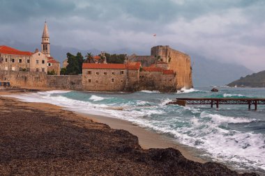 Rüzgarlı bir sonbahar gününde güzel Akdeniz manzarası. Karadağ, Eski Budva Kasabası manzarası