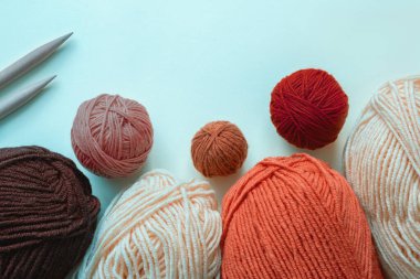 Yün yumakları. Örgü iğneleri. Hobi konsepti, örgü ve tığ işi. Boşluğu kopyala