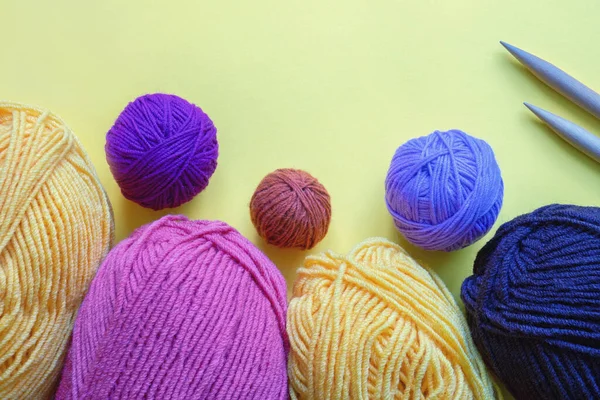 Fissuras Coloridas Novelos Para Tricotar Conceito Hobby Fundo Papel Espaço — Fotografia de Stock