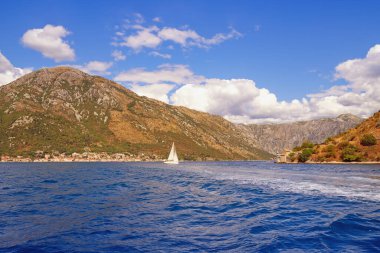 Güzel bir yaz Akdeniz manzarası. Karadağ. Verige Boğazı yakınlarındaki Kotor Körfezi Görünümü