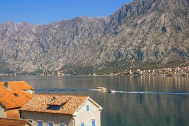 Güzel Akdeniz manzarası. Karadağ, Adriyatik Denizi. Güneşli bahar gününde Prcanj kasabasından Kotor Körfezi manzarası