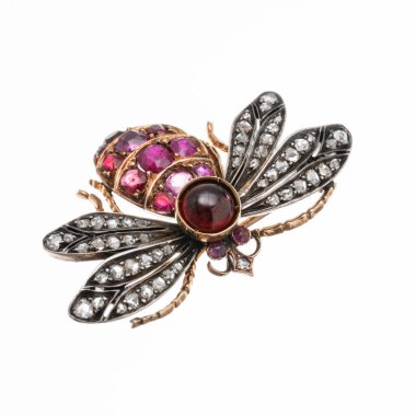 Arı broşu 18kt altın ve gümüş, yakutlar ve elmas kolyelerle, beyaz arka planda fotoğraflanmış..