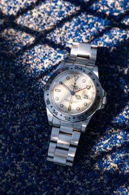 Rolex Explorer saati, referans 16550, çelik çantalı otomatik hareket, padel kortunda fotoğraflanmış. Milan, İtalya, 14 Nisan 2025.