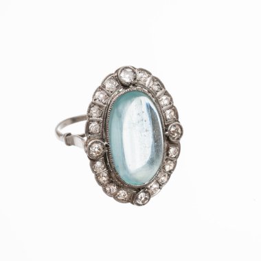 Aquamarine ve elmas kaplamalı platin halka, beyaz arka planda fotoğraflanmış.