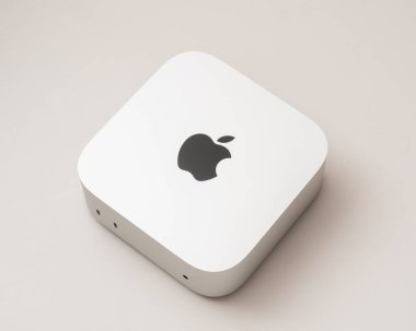 Apple Mac Mini M4 çalışma istasyonu, açık gri arka planda çekilmiş. Udine, İtalya, 25 Eylül 2025