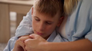 Anne ve oğul yataktalar. Üç kişilik aile..