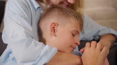 Anne ve oğlu oturma odasında birlikte oynuyorlar.