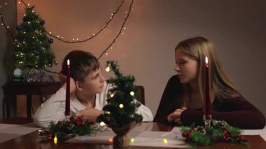 Genç anne ve oğlu Noel 'i oturma odasında kutluyorlar. Aile, çocuklar, Noel, yeni yıl tatili, Noel. iki kişilik aile.