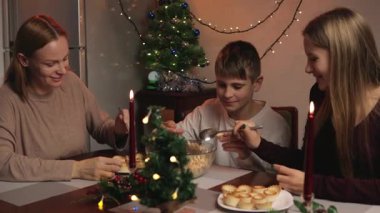 Aile Noel 'i evde kutluyor.