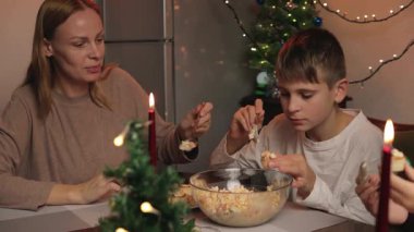 Dört yaşında bir çocuk ve yılbaşı odasında maytaplı bir anne.