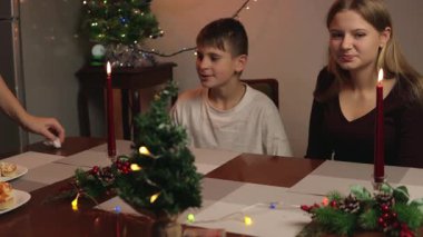 Noel zamanı üç kişilik aile