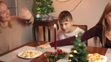 Mutlu aile Noel kutlaması