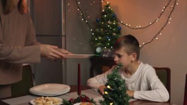 Aile Noel yemeği hazırlıyor.