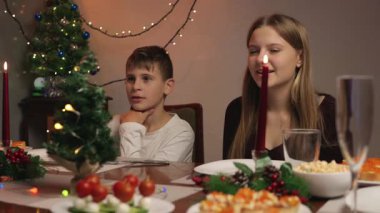 Mutlu genç aile Noel 'i evde kutluyor.