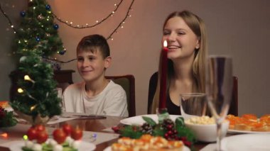 Genç mutlu aile Noel Kutlamaları