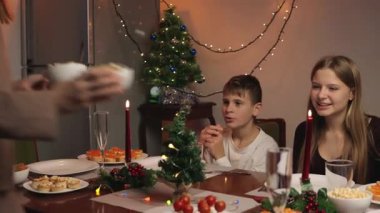 Aile Noel 'i evde kutluyor.