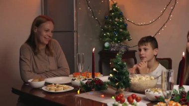 Aile Noel yemeğinde birlikte eğleniyor.