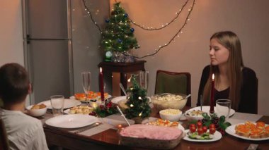 Aile Noel 'de yemek masasında.