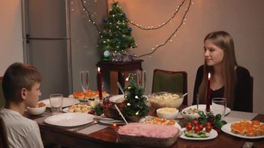 Akşamları masada genç bir aile