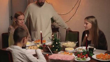 Akşamları masada oturan üç kişilik bir aile..