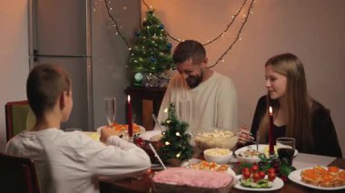 Şenlikli bir ortamda akşam yemeği.