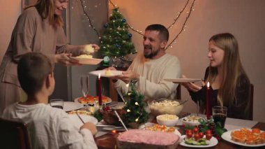 Noel yemeğinde dört kişilik aile.