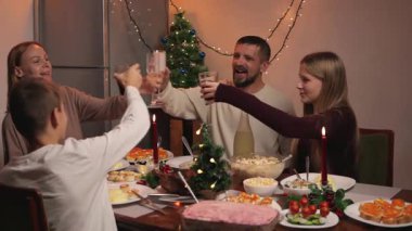 İki yıllık mutlu bir aile Noel içkisi ve yılbaşı yemeğiyle.