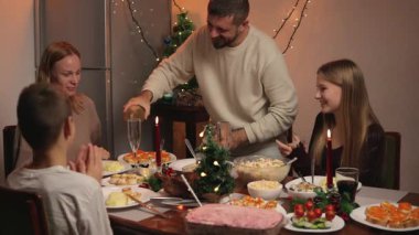 Aile birlikte yemek yiyor.