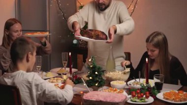 Aile Noel yemeğini kutluyor.