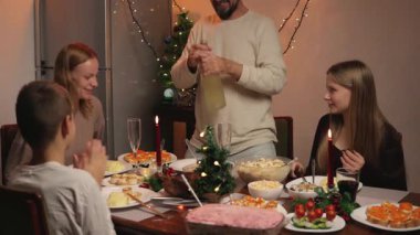 Aile Noel 'i evde kutluyor..