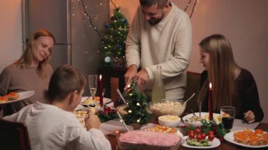 Mutlu iki kişilik aile şenlik arifesinde evde yemek yiyor.