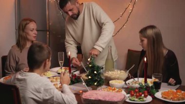 Aile evde yemek yiyor.