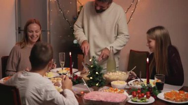 Aile Noel yemeği hazırlıyor.