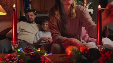 Aile Noel 'i evde kutluyor.