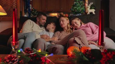 Noel 'de evde iki çocuklu bir aile.