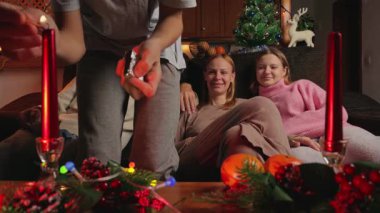 Aile Noel 'i birlikte kutluyor. Yatakta, oturma odasında.