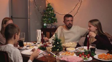Aile akşamları yemek yiyor. Noel yemeği..