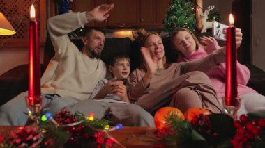 Mutlu bir aile Noel 'i televizyonla birlikte kutluyor.