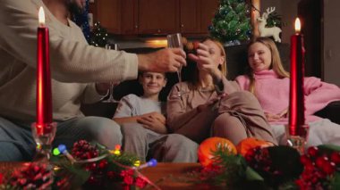 Aile Noel 'i evde kutluyor.