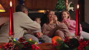 Mutlu aile Noel 'i evde kutluyor, aileler ve çocuklar.