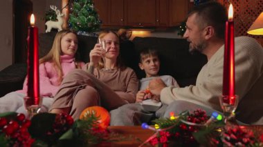 Mutlu genç aile yeni yılı evde Noel arifesiyle kutluyor.