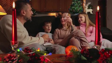 Aile Noel 'i evde şöminede kutluyor.