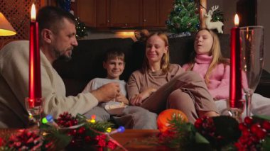 Çocuklarıyla birlikte bir Noel akşamında evde ebeveynler ve çocuklar