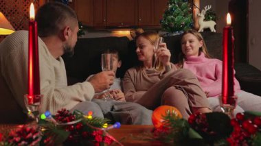 Mutlu bir aile çay içip Noel 'i akşamları kutluyor.
