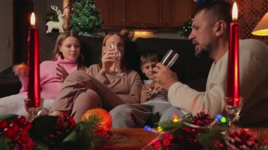 Yeni yıl evinde iki çocuklu bir aile