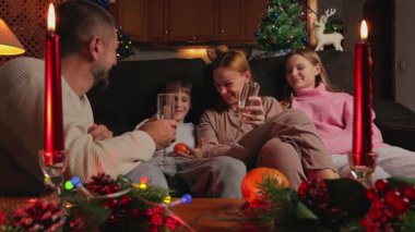 Dört kişilik bir aile ve küçük bir kız çocuğu akşam bir masada oturup içki içiyorlar.