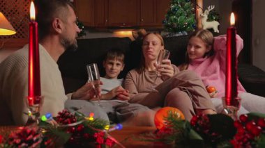 Arkadaşlar Noel 'i evde kutluyor.