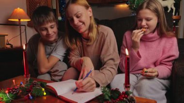 Anne ve kızı akşamları Noel Baba 'ya mektup yazıyorlar.