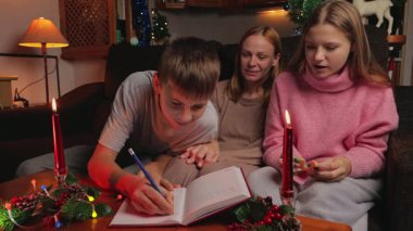 Çocuklar Noel Baba 'ya kitap okuyor, Noel' i birlikte kutluyorlar.