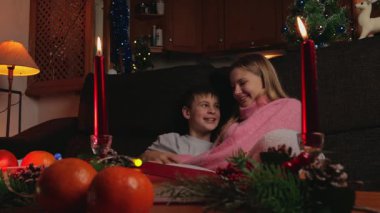 Genç ve mutlu bir aile Noel 'i evde kutluyor..